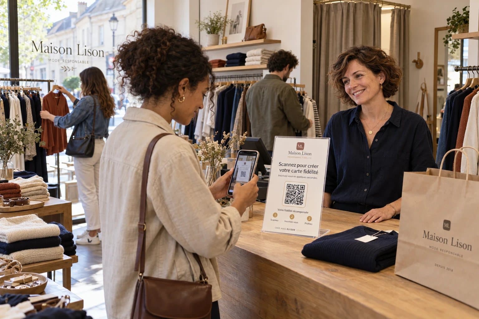 Cliente scannant le QR code du programme de fidélité ELYZOR au comptoir d’une boutique de vêtements
