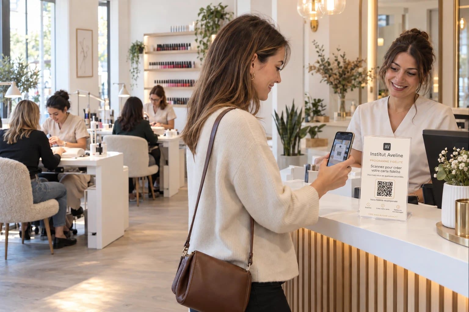 Cliente scannant le QR code du programme de fidélité ELYZOR dans un institut de beauté