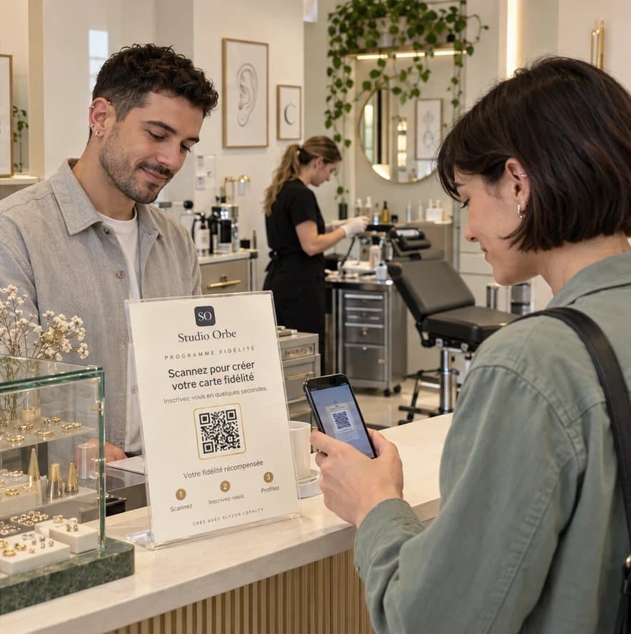 Cliente scannant le QR code du programme de fidélité au comptoir d’un studio de piercing