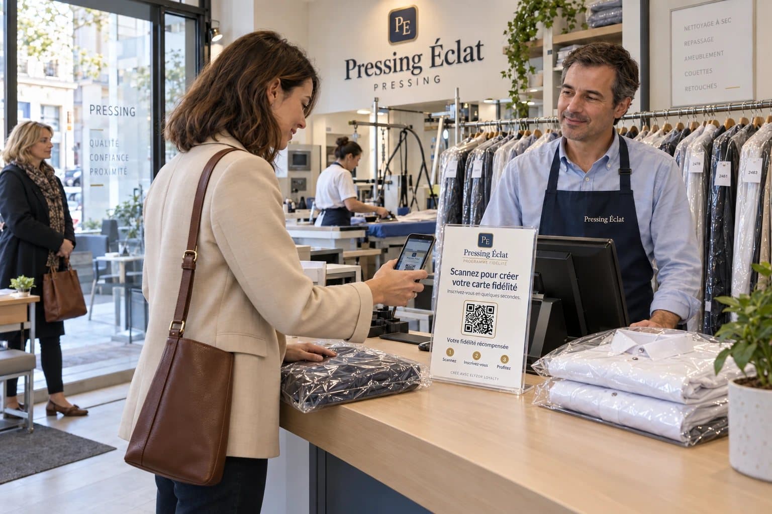 Cliente scannant le QR code du programme de fidélité ELYZOR au comptoir d’un pressing