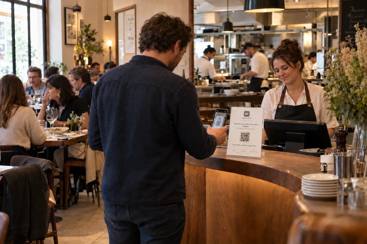 Client scannant le QR code du programme de fidélité ELYZOR dans un restaurant