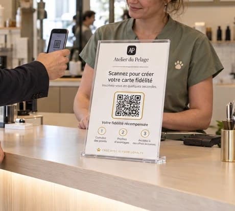 Support QR du programme de fidélité posé à l’accueil d’un salon de toilettage